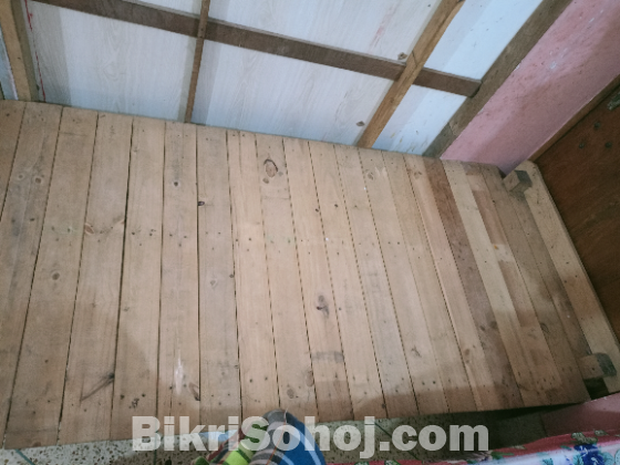 সিঙ্গেল খাট এবং টেবিল